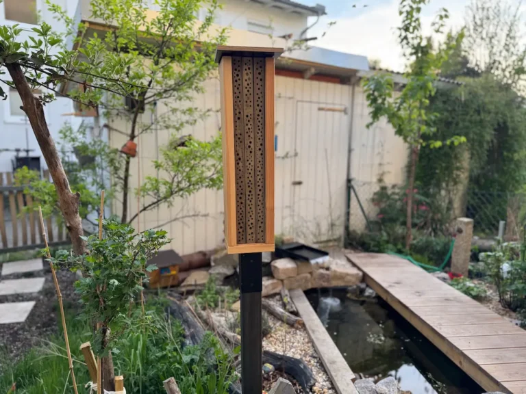 Fertige Wildbienen-Nisthilfe im Garten aus Holz.