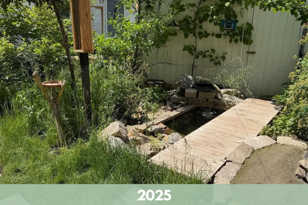 Ein naturnaher Garten mit kleinem Teich und Steg