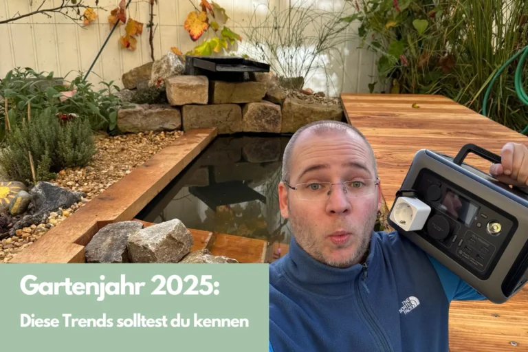 Gartenjahr 2025: Diese Trends solltest du kennen Blog-Vorschaubild mit einem Teich und Schriftzug, sowie einer männlichen Person im Vordergrund