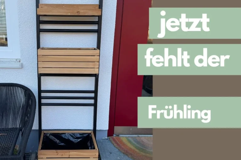Pflanzwand steht zusammengebaut vor einem Reihenhaus.