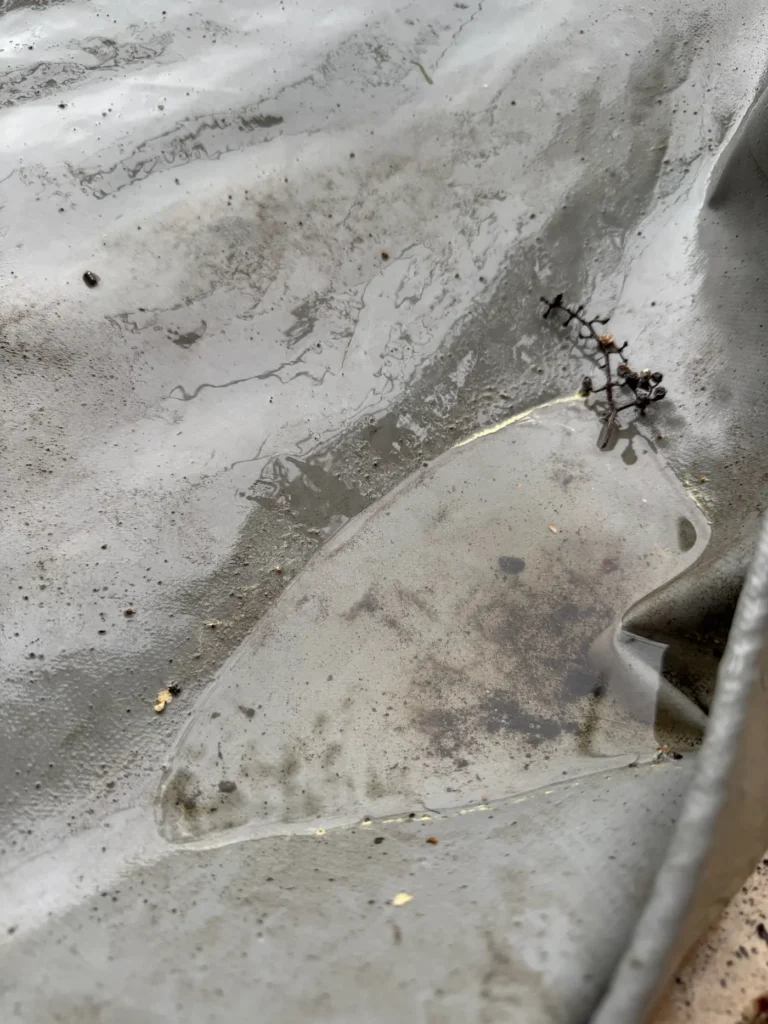 Wasseransammlung in der Falte einer Kunstoffplane