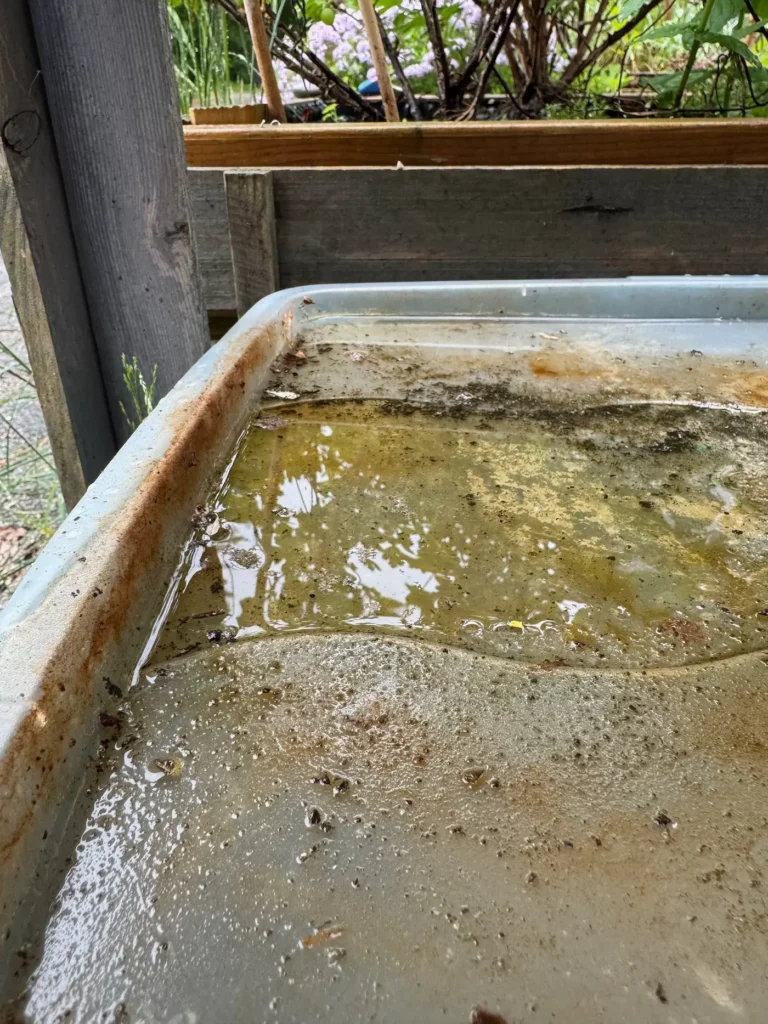 Wasseransammlung im Deckel einer Kunstoffwanne