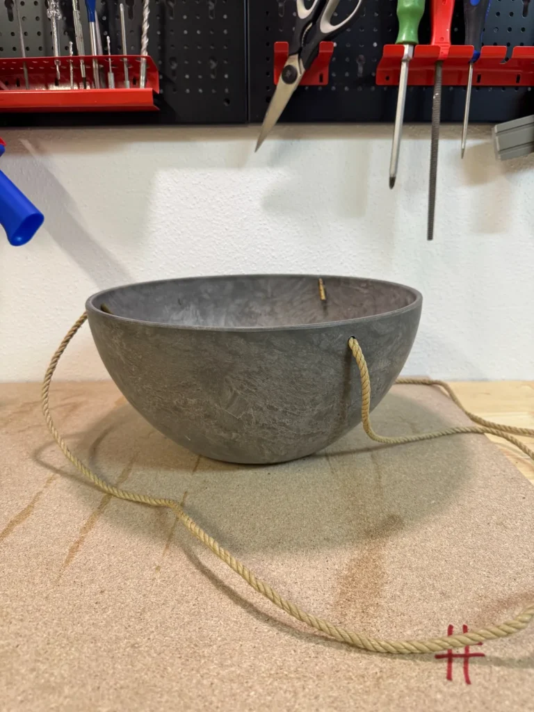 Graues Pflanzgefäß aus Kunststoff.