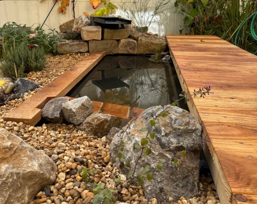 Mini-Teich mit Wasserfall in Naturgarten