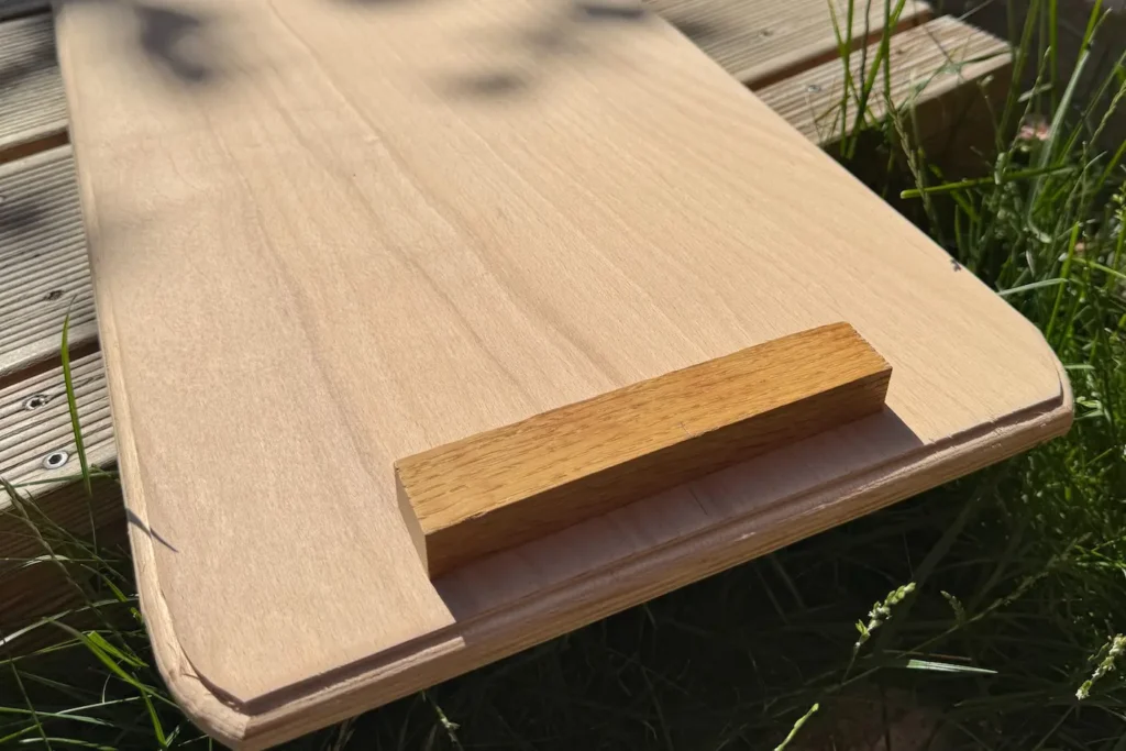 Unterseite eines Balance Boards mit Kantleisten als Stopper