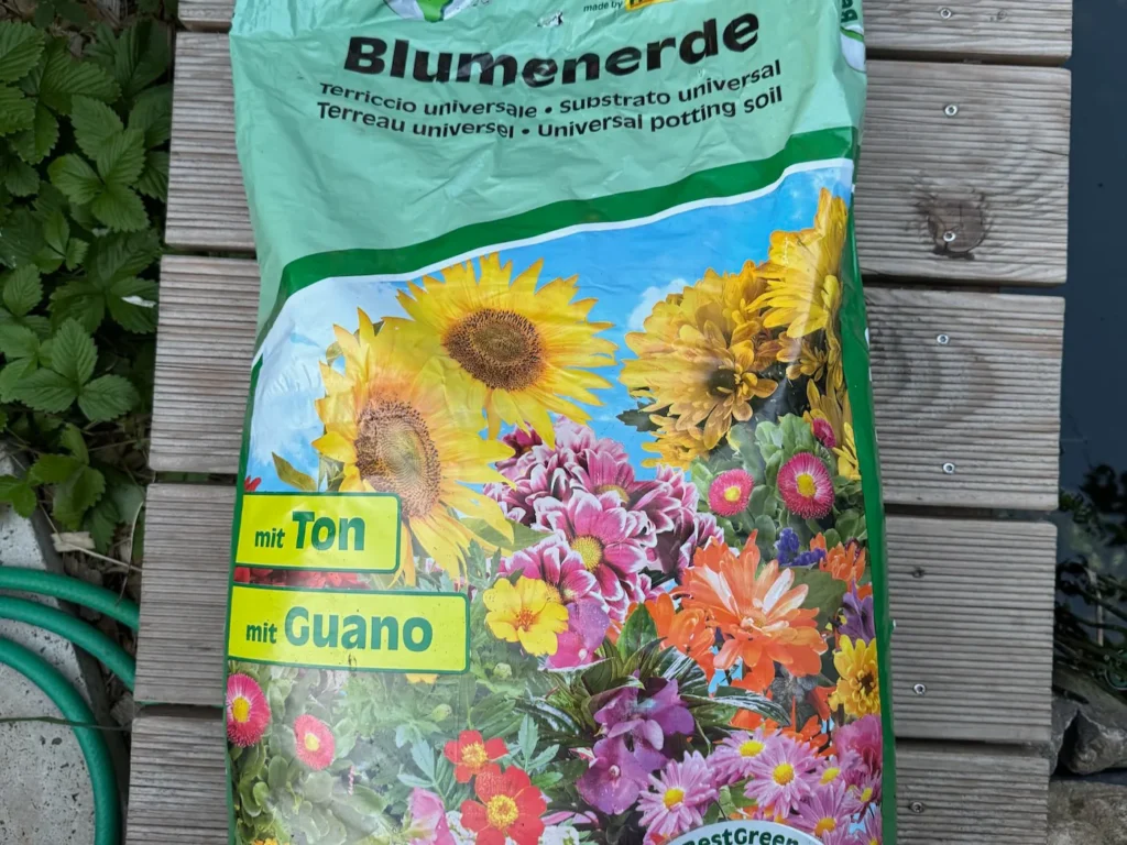 Ein Sack torfhaltige Gartenerde.