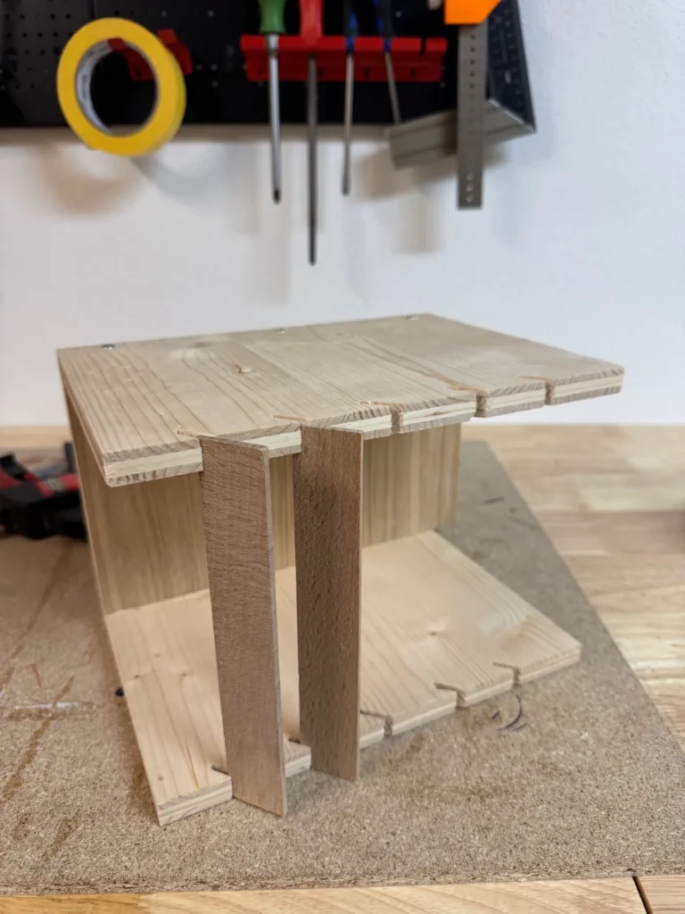Lamellen stecken in einem Holzkasten.