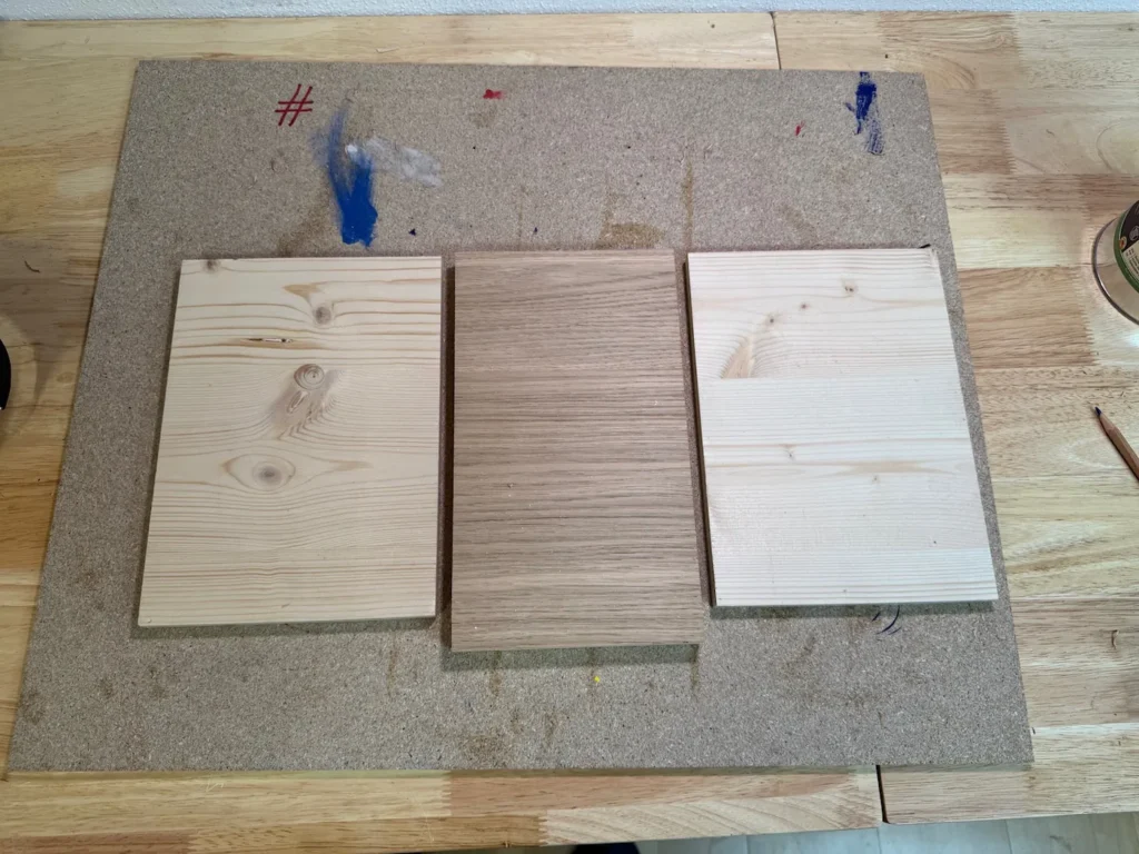 Holzteile für einen Florfliegenkasten zurechtgeschnitten.