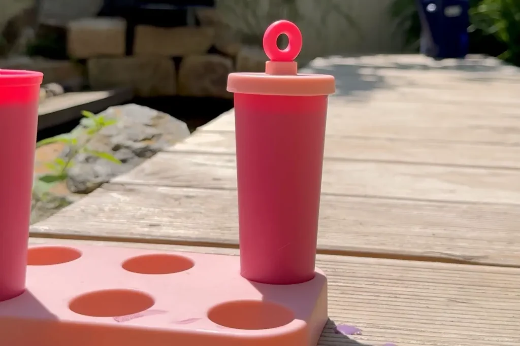 Eisform zum Eis selber machen steht auf einem Holzsteg.