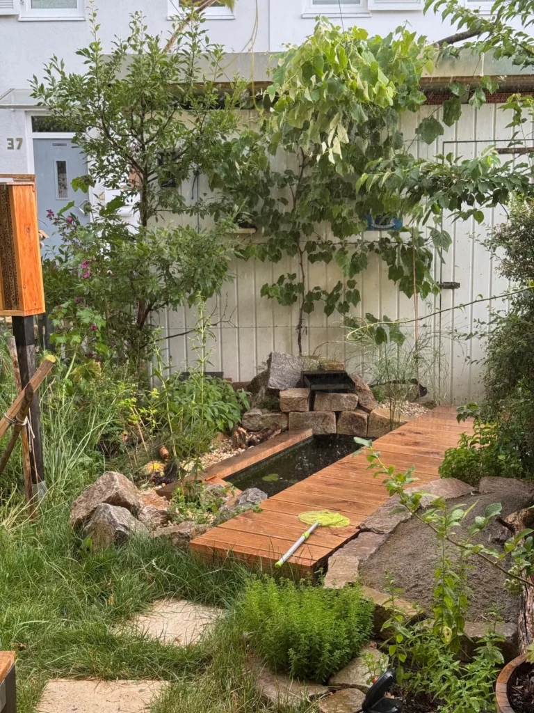 Naturgarten an einem regnerischen Tag.