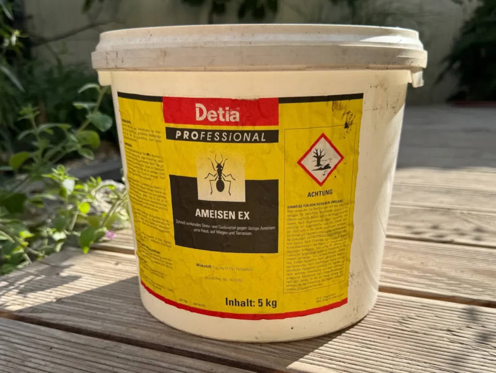 Ein Eimer mit Ameisengift zum Gießen und Streuen.