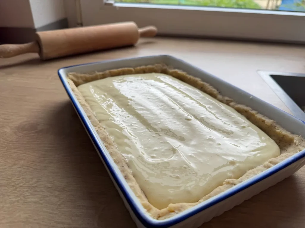 Auflaufform mit Mürbeteig und Creme