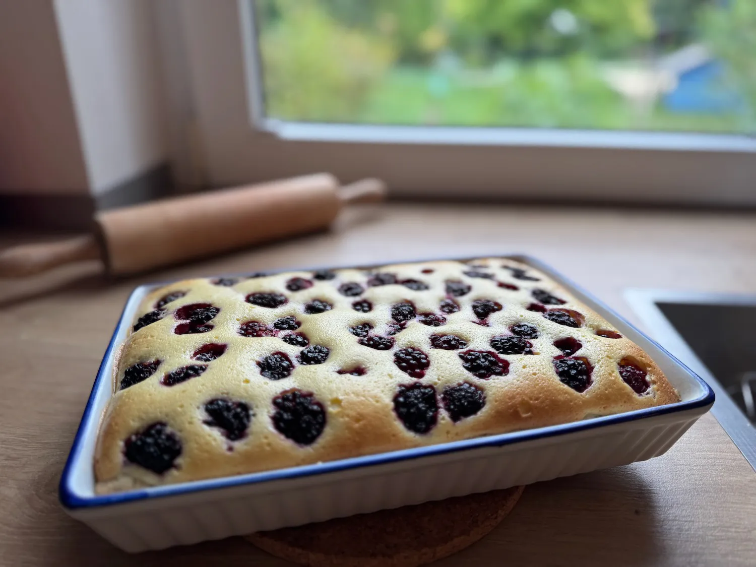 Sommer auf der Gabel: Brombeerkuchen mit Schmand und Haselnüssen