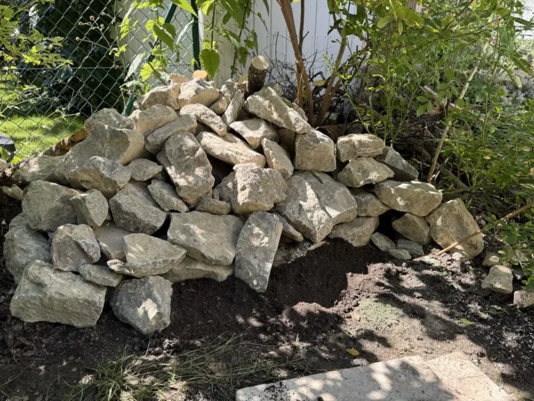 Reptilienburg und Amphibienburg im Mini-Garten – naturnahe Struktur auf kleinster Fläche gestalten Ein Steinhaufen für Reptilien und Amphibien.