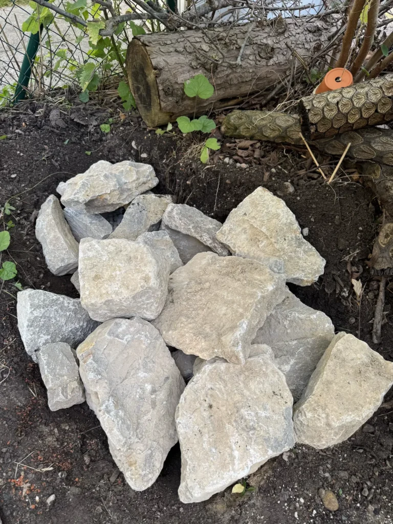 Schicht grober Bruchsteine über Drainage zur Strukturierung der Reptilienburg.