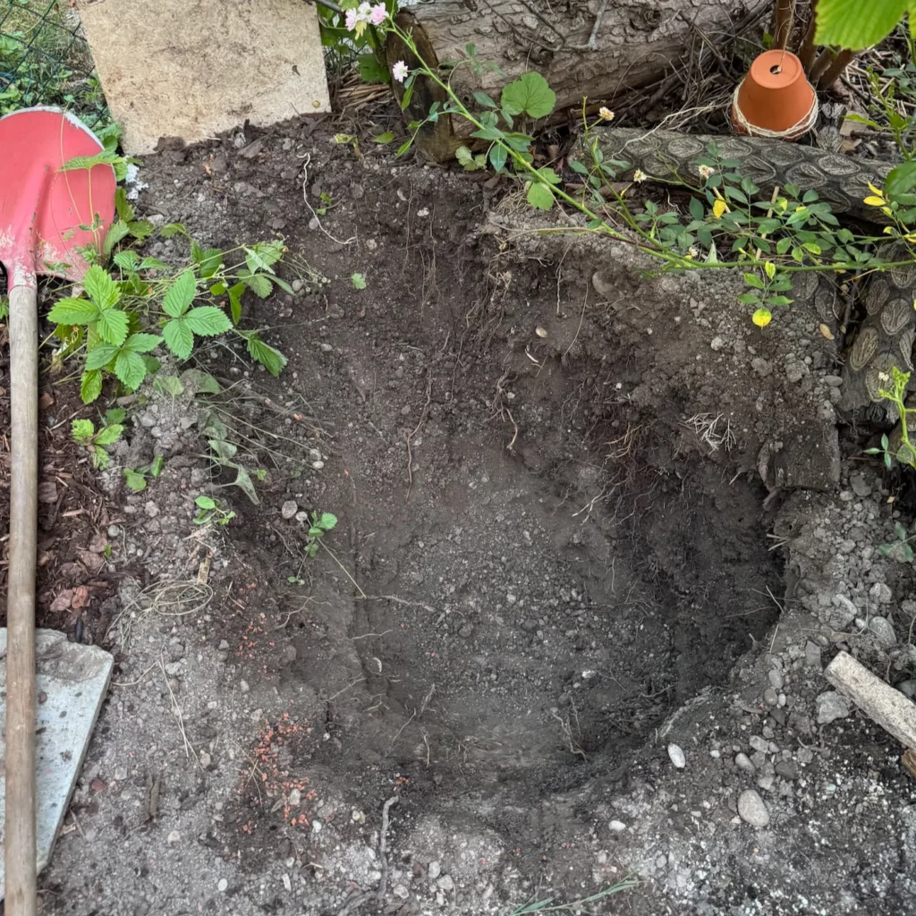 Ausgehobene Mulde im Garten als Grundlage für eine Reptilien- und Amphibienburg.