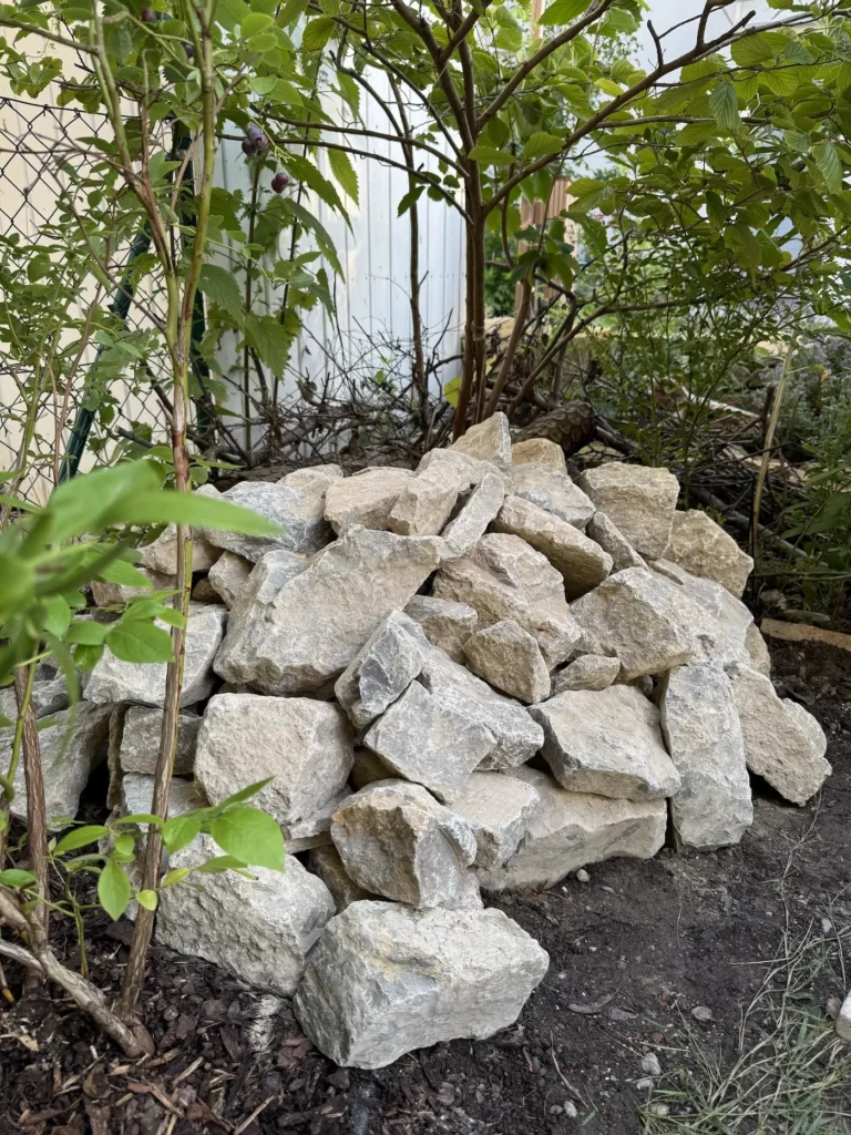 Seitenansicht einer Reptilienburg, die überwiegend aus Bruchsteinen besteht.
