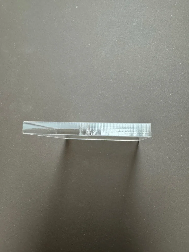 Klare Schnittkante einer 5 mm dicken Acrylplatte nach dem Schneiden mit dem CO₂-Laser.