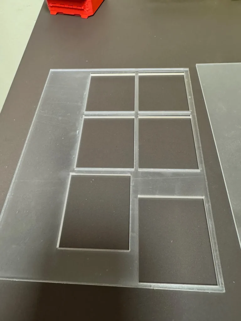 Acrylplatte mit rechteckigen Ausschnitten, präzise mit dem CO₂-Laser geschnitten.