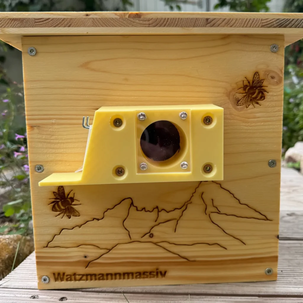 Hummelkasten aus Holz mit graviertem Schriftzug "Watzmannmassiv"