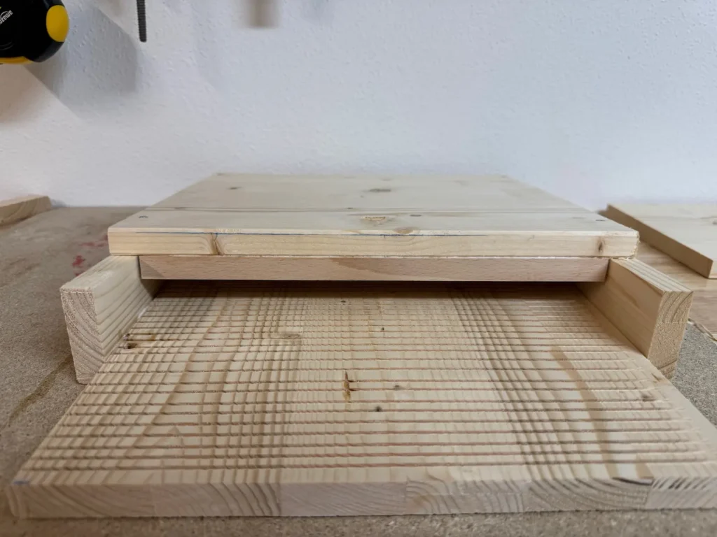 Fledermauskasten aus Holz fertig montiert