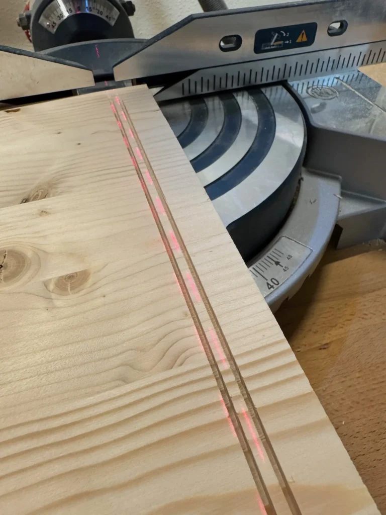Holzbrett mit zwei gesägten Nuten.