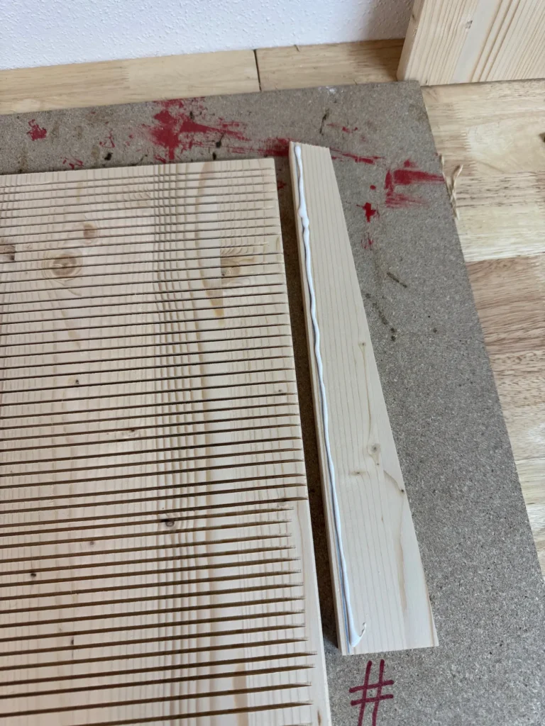 Rückwand und Seitenteil von einem Fledermauskasten.