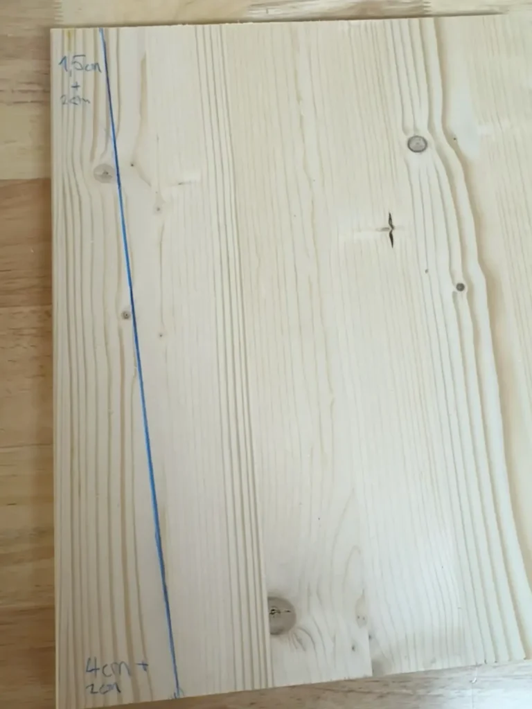 Holzbrett mit angezeichnetem Seitenteil für einen Fledermauskasten.