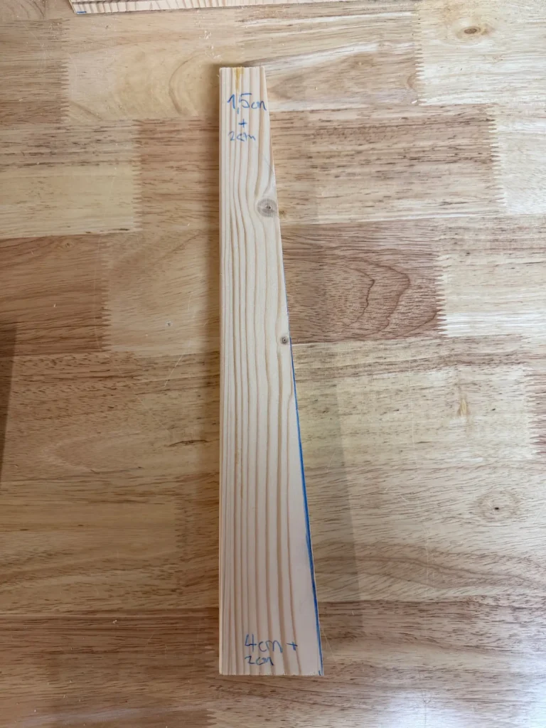 Seitenteil aus Holz für einen Fledermauskasten.