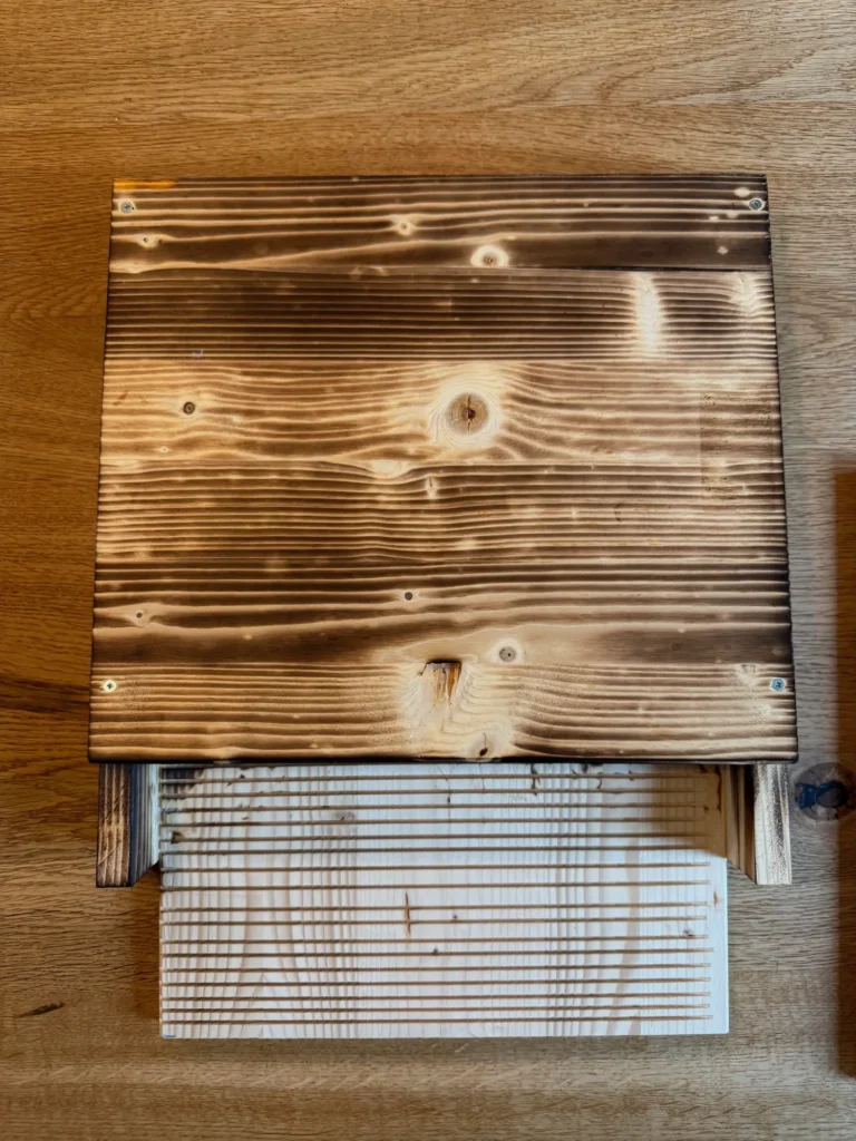 Fledermauskasten aus Holz fertig montiert und abgeflammt.