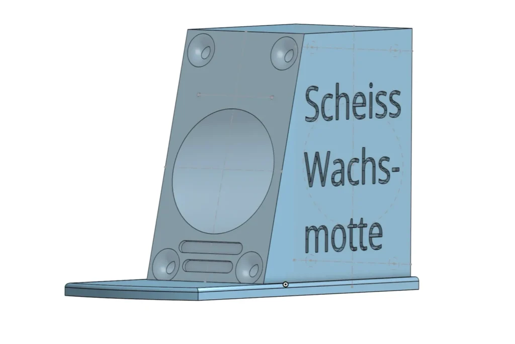 CAD-Ansicht des Hummelklappenvorbaus mit schräger Front, großem Rundloch und der Schrift „Scheiss Wachsmotte“ an der Seite.