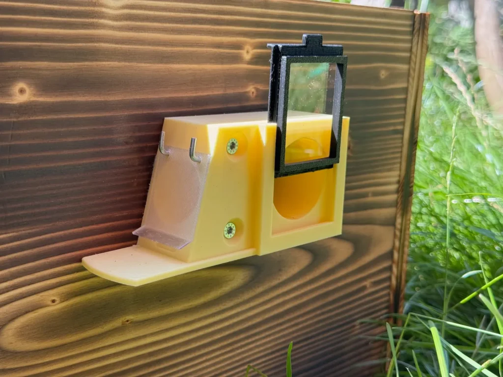 Vorbau Hummelkasten aus gelbem PETG-Filament mit Wachsmottenklappe und Plexiglasscheibe