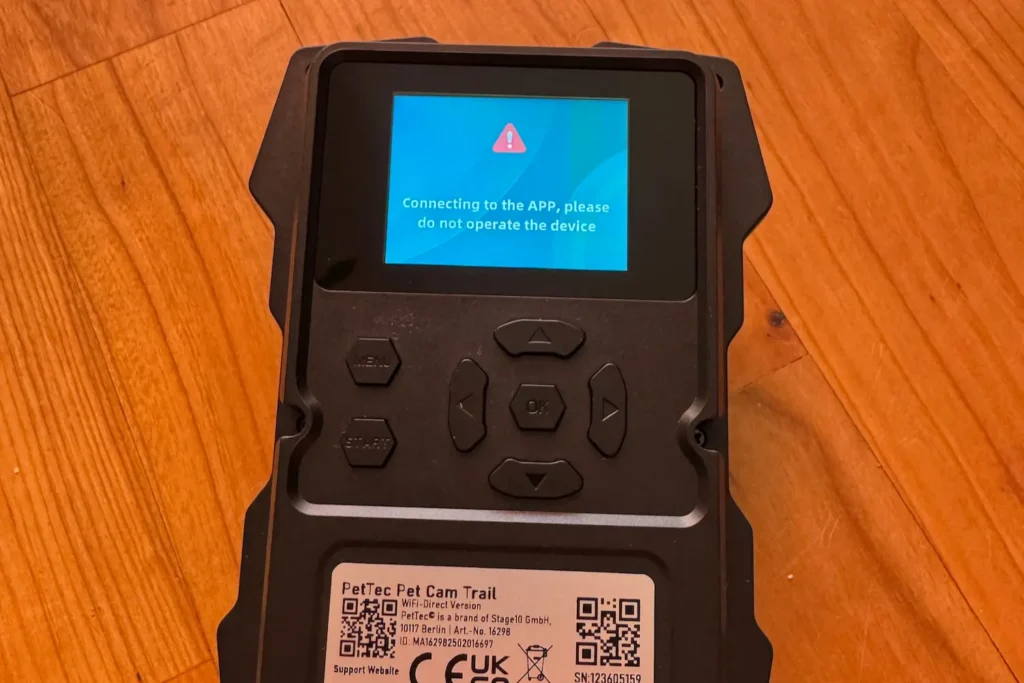 Display der PetTec Pet Cam Trail mit Hinweis „Connecting to the APP, please do not operate the device“.
