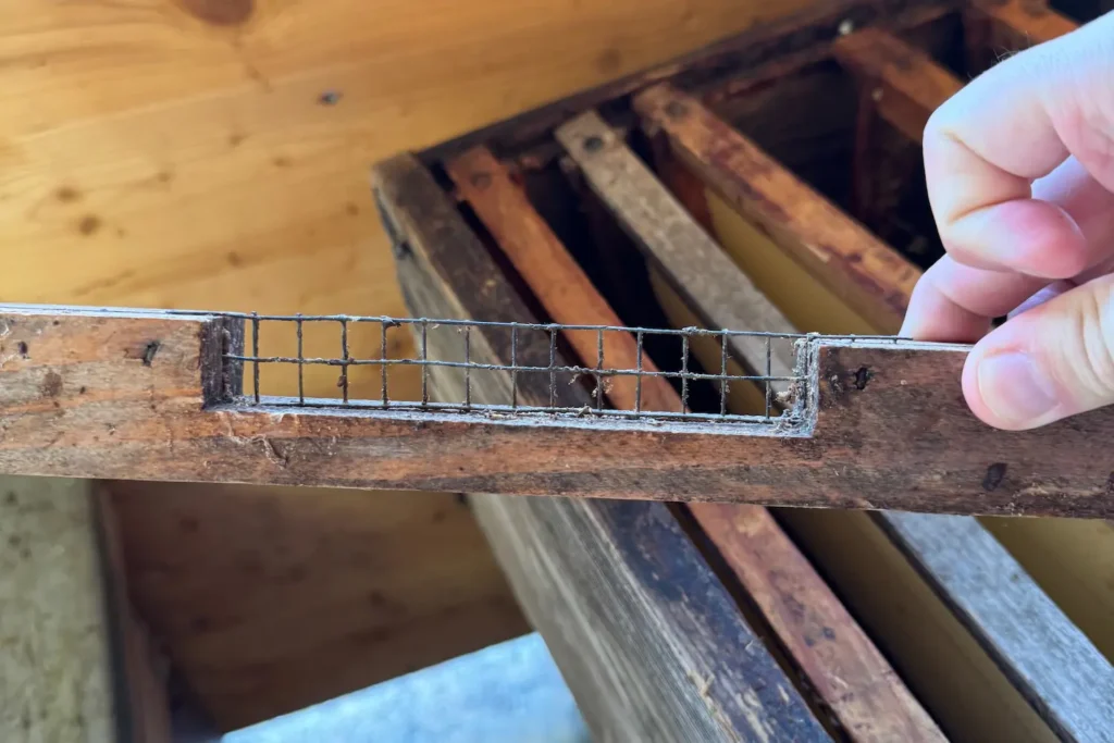 Pollenfalle aus Holz mit eingesetztem Drahtgitter für die Imkerei.