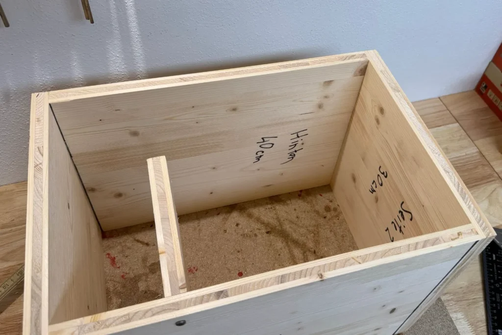 Innenraum des Igelhauses aus Holz, Sicht von oben.