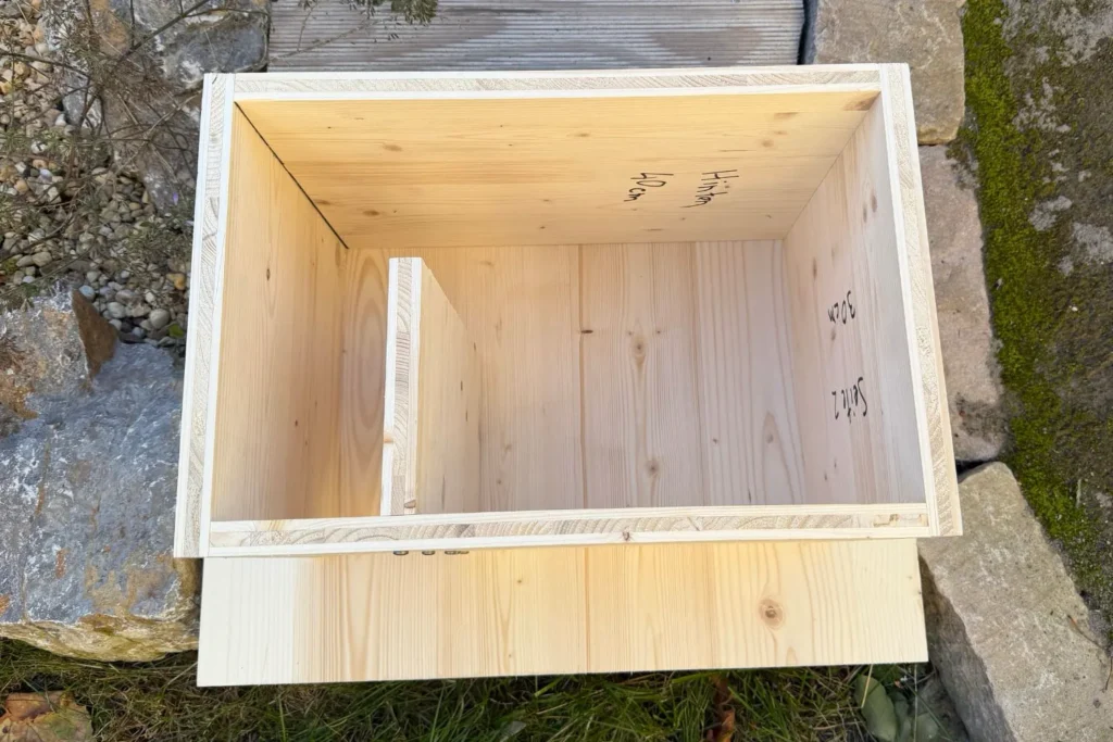 Innenraum des Igelhauses aus Holz, Sicht von oben.