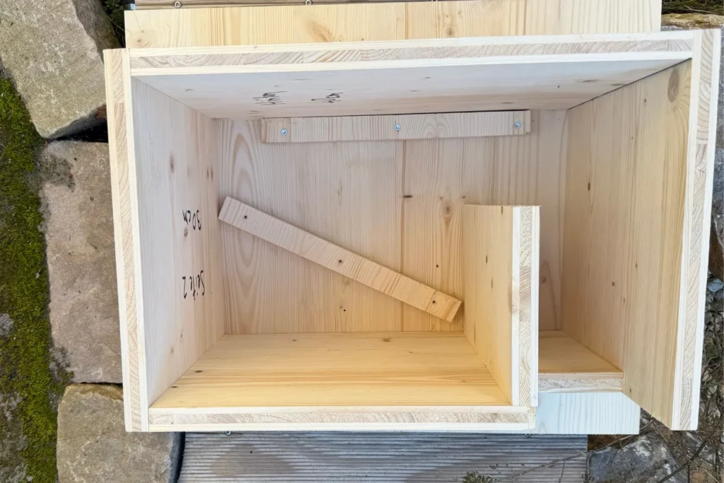 Holzleisten unter dem Dachbrett des Igelhauses verschraubt.