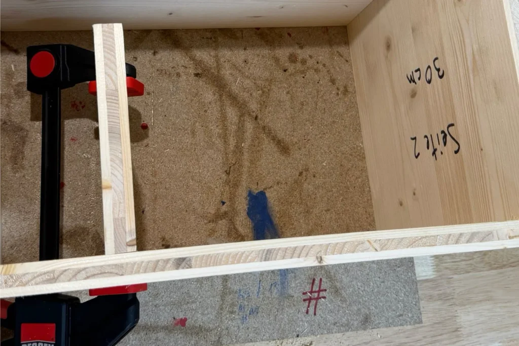 Innenansicht des Igelhauses beim Einbau der Trennwand.