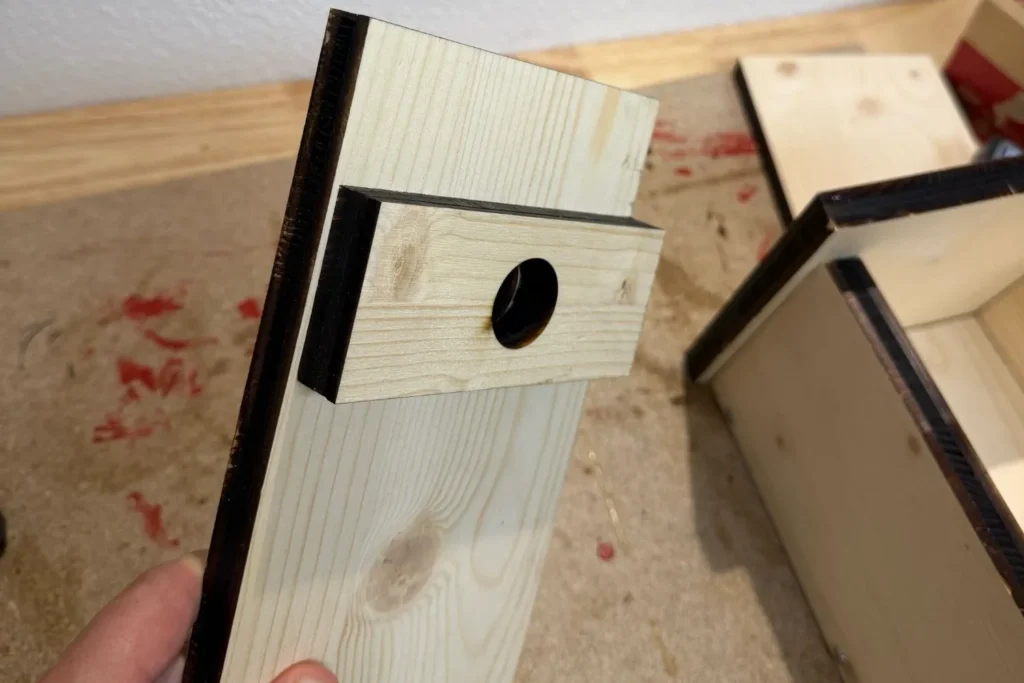 DIY-Marderschutz aus Fichtenholz mit passendem Einflugloch für Nistkasten.