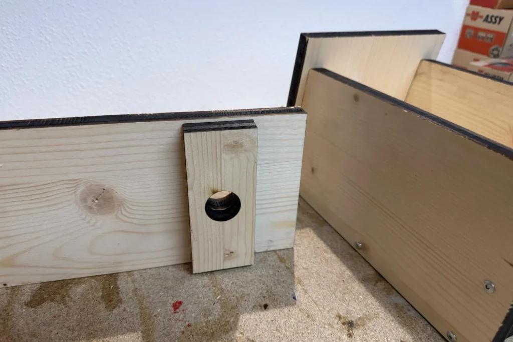 Vogel-Nistkasten mit verdoppelter Frontplatte aus Holz als Marderschutz.