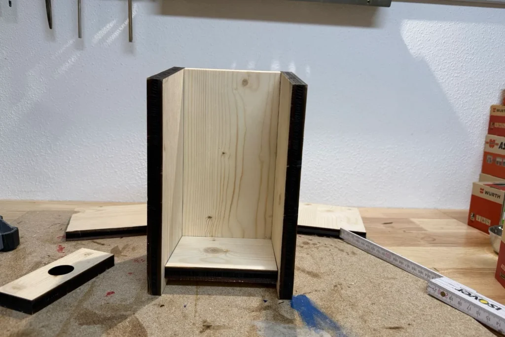 Holz-Nistkasten im Bau: Boden und Seitenteile stabil miteinander verschraubt.