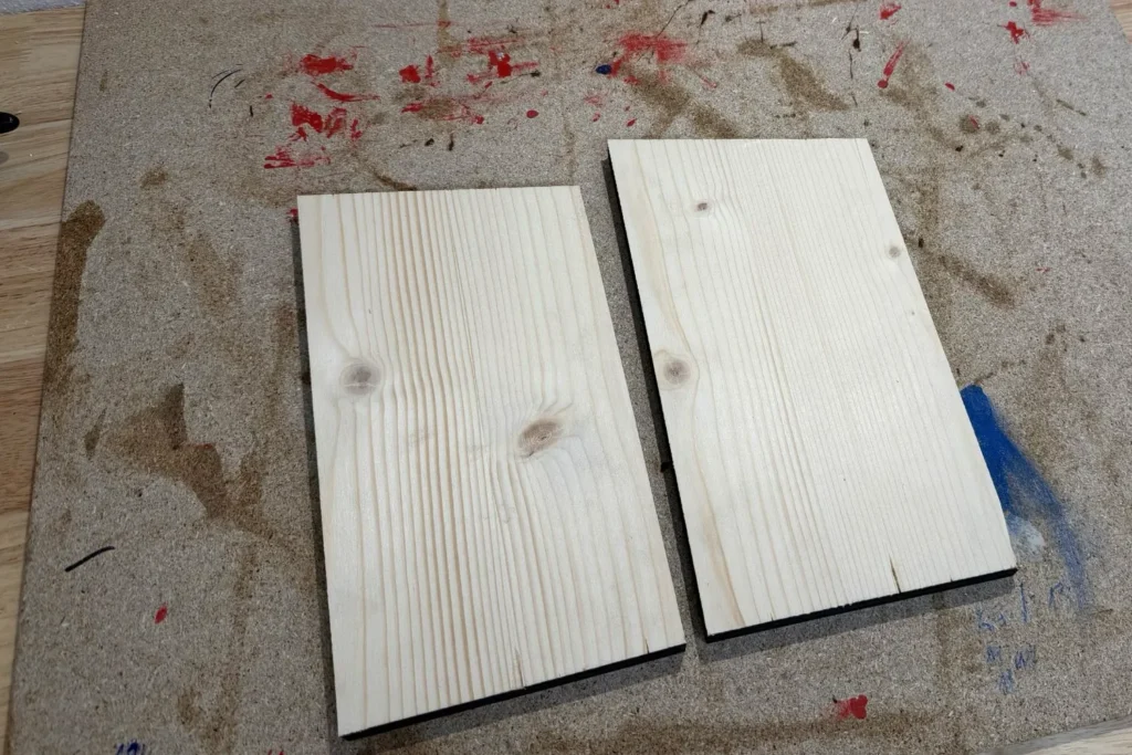 Holz-Zuschnitte für Nistkasten: zwei identische Seitenteile aus Fichte.