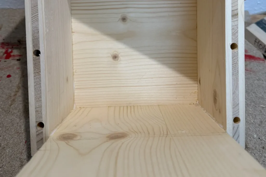 Detailaufnahme von Bohrungen für Gewindeeinsätze.