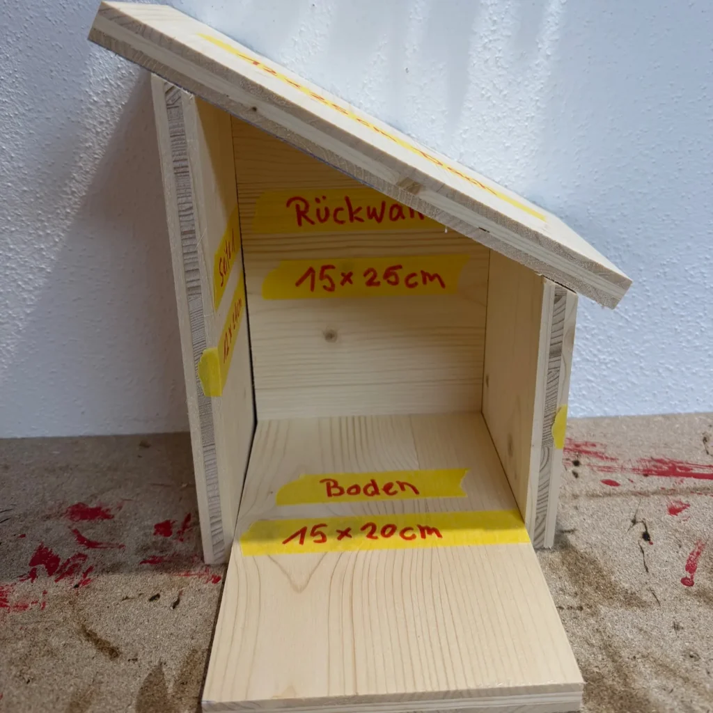 Testmontage eines Eichhörnchen-Futterhauses mit Dach und Boden vor dem Einbau der Acrylscheibe.