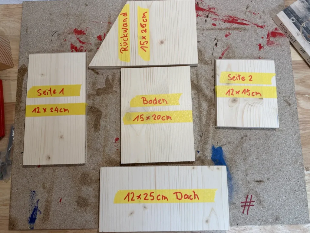 Zuschnitte aus 16 mm Fichte-3-Schichtplatten für ein selbstgebautes Eichhörnchen-Futterhaus, mit Maßangaben beschriftet.