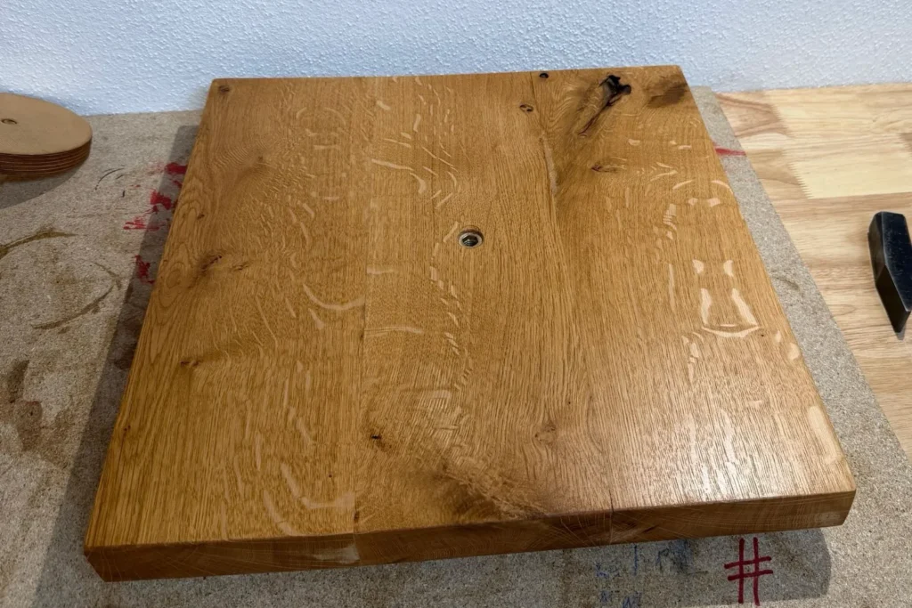 Mit Hartwachsöl behandelte Eichenbodenplatte für den DIY-Kratzstamm aus Naturholz.