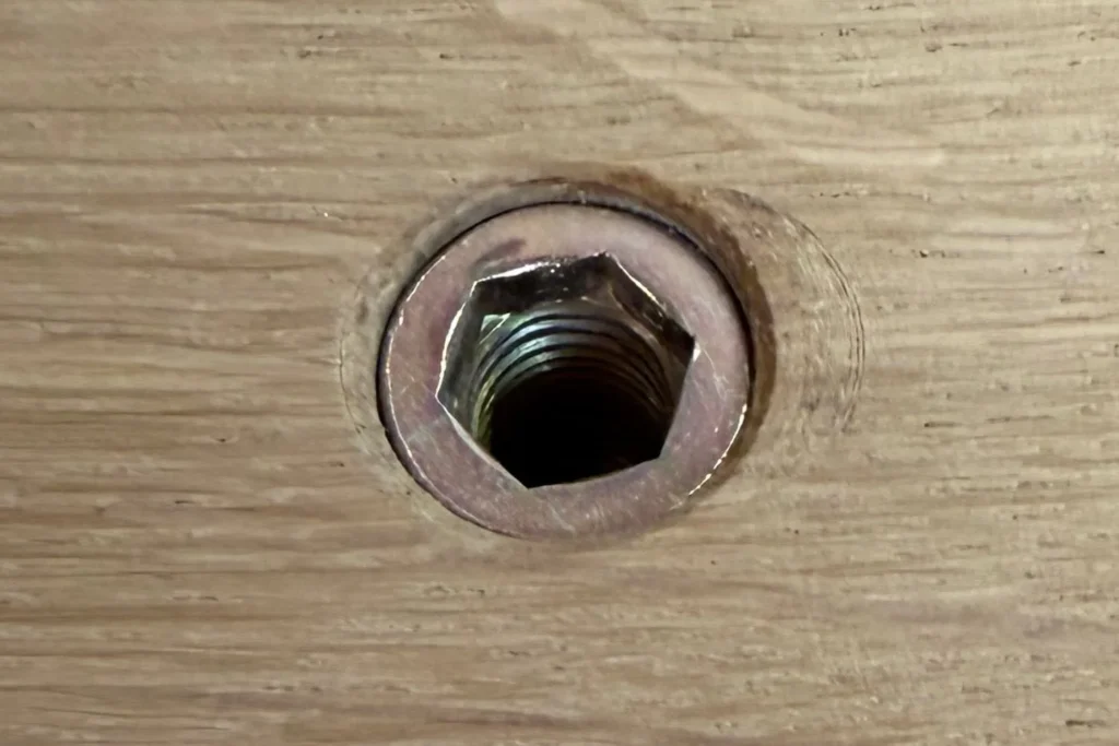 Eingedrehte Einschraubmutter M8 in der Eichenplatte für den Kratzstamm.