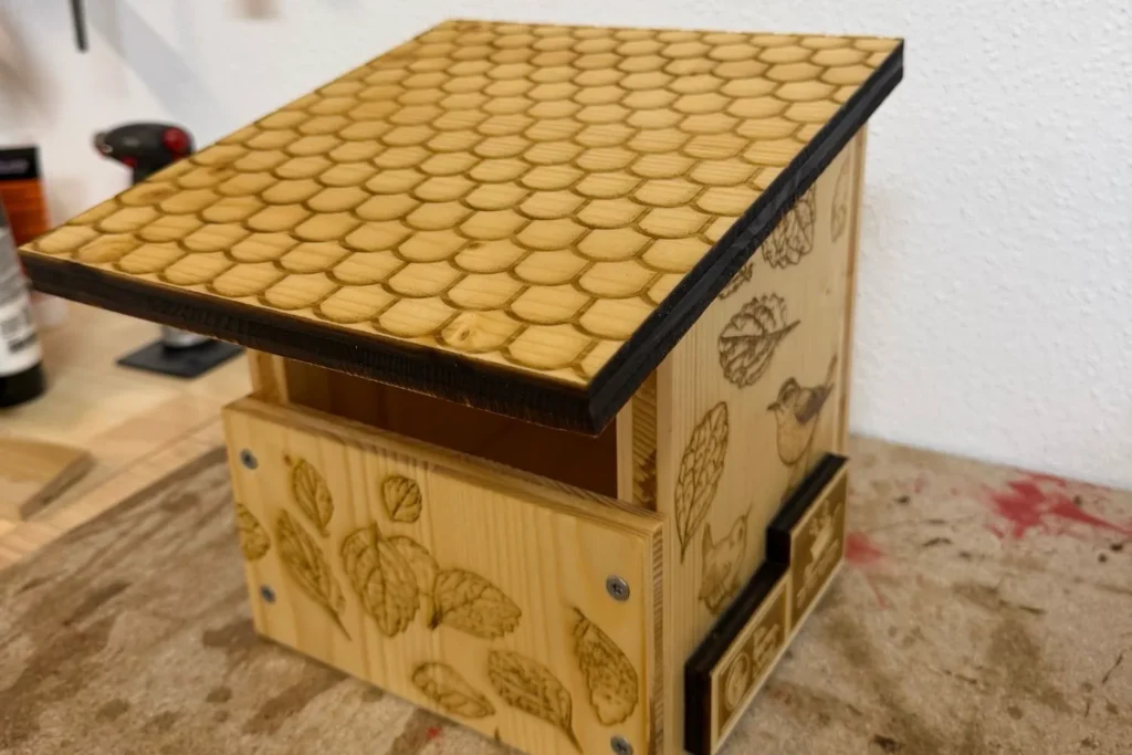 Das Dach des Halbhöhlen-Nistkastens wurde mit einem gravierten Schuppenmuster verziert.