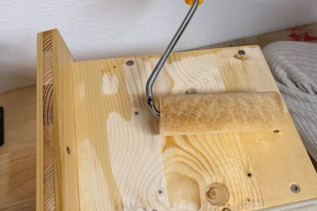 Die Außenseite des Halbhöhlen-Nistkastens wird mit Leinöl gestrichen, um das Holz wetterfest zu schützen.