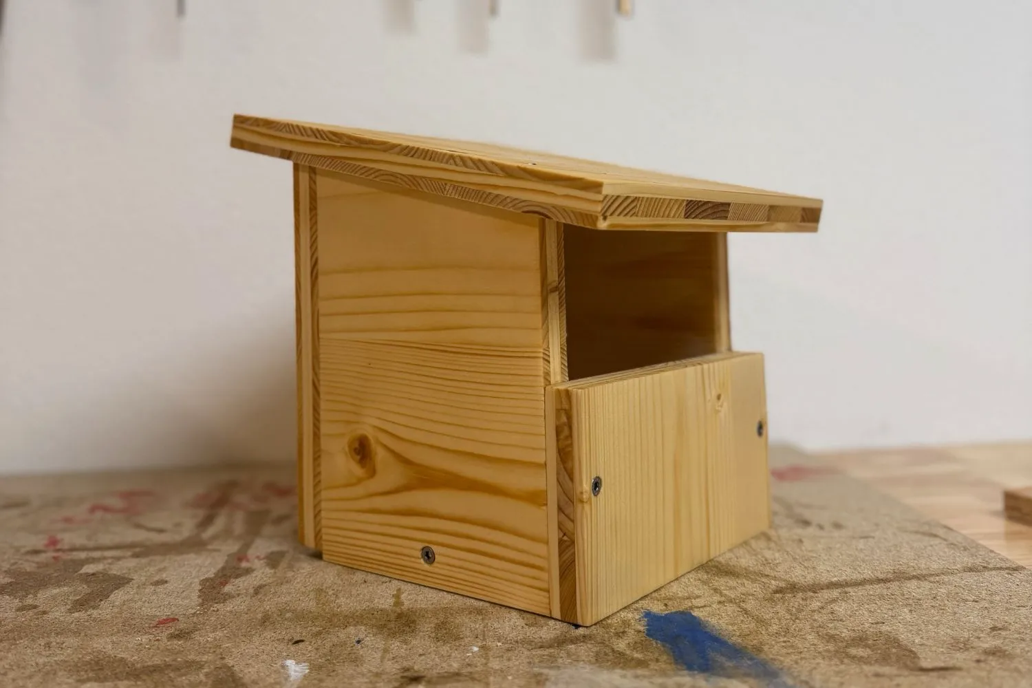 Halbhöhlen-Nistkasten selber bauen – Anleitung, Maße & richtiger Standort